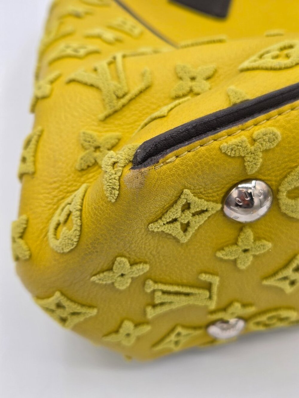 Louis Vuitton Veau Cachemire Tote W PM – Pistache | Grained Calfskin Leather - Picture 7 of 15